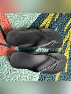 ARCHIE'S Men's Black Contoured Flip Flops - Cushioned Everyday Sandals